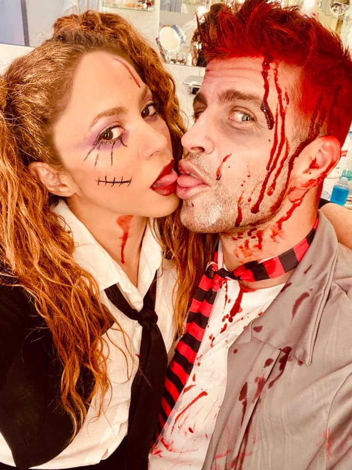 bubblepopmx's tweet photo. Shakira publica su selfie más candente junto a Gerard Piqué  durante las celebraciones de Halloween. https://t.co/9fFxSl73yC