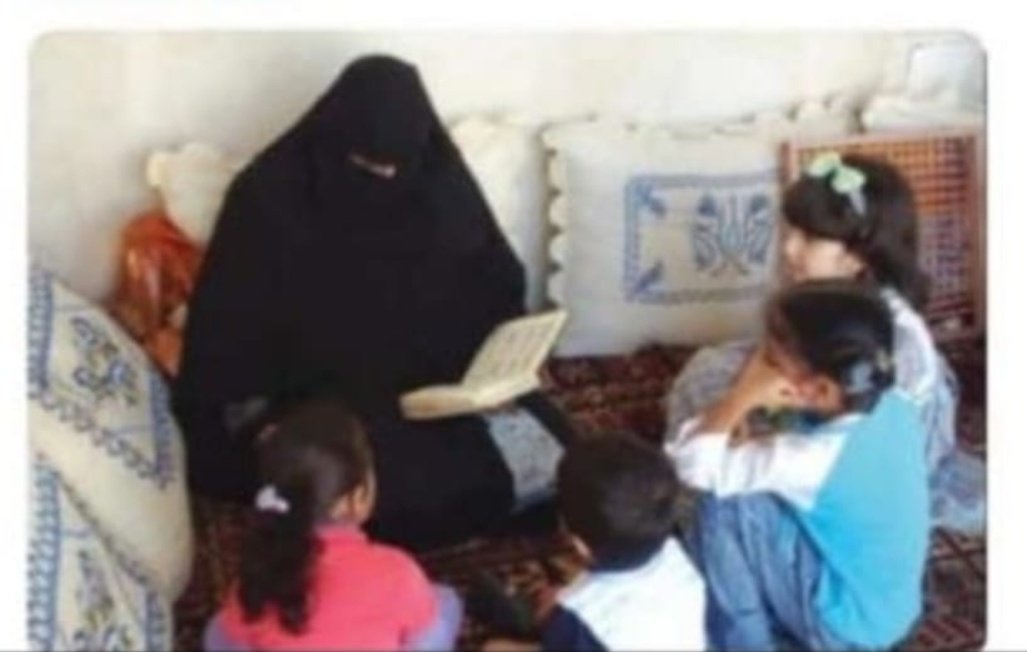 Madeenahcom's tweet photo. The greatest scholars of our Ummah:

Imam Bukhaari &amp; Shaafi'ee: pushed to knowledge by their mothers.

Ibn Hajr: cultivated by his sister.

Ibn Taymiyyah: his nickname from his grandmother (Taymiyyah) due to her influence upon him.

Righteous women produce righteous men. https://t.co/G6EHwXDQRF