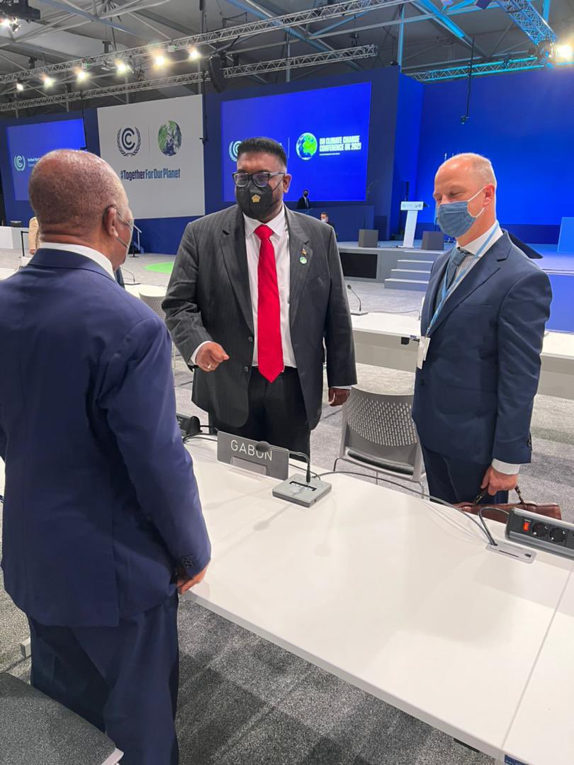 JessyeElla's tweet photo. Arrivé dans la salle de conférence, le @PresidentABO, qui va faire un discours très attendu cet après-midi en ce jour d'ouverture de la @COP26, est très amicalement salué par les autres dirigeants, dont #AngelaMerkel @David_Cameron @AlokSharma_RDG @FEGnassingbe, etc. https://t.co/w0DMPCTzcB