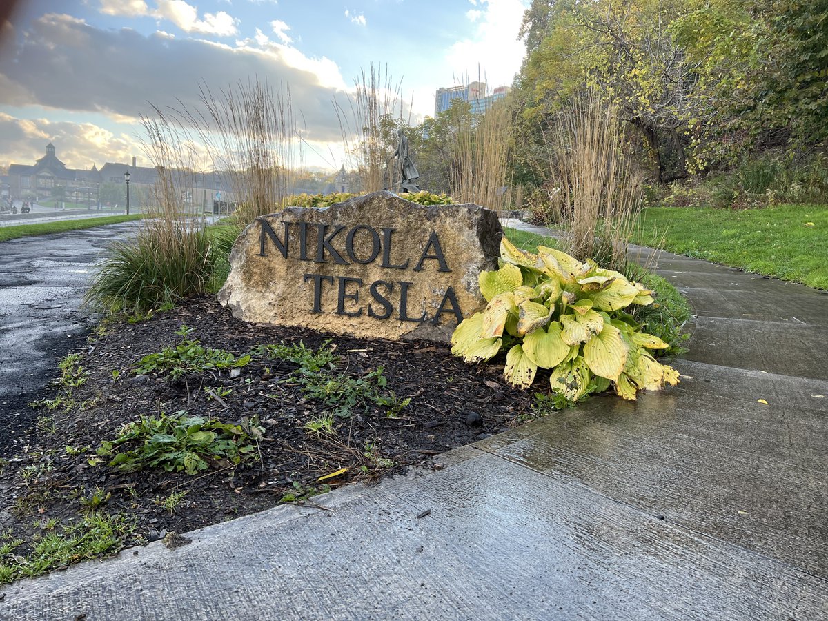 JeffTutorials's tweet photo. Nikola Tesla Satutue 📍

Niagara Falls, Canada https://t.co/6hI6xlNksG