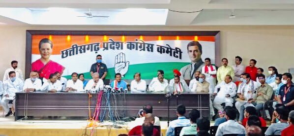 Cocopadhi's tweet photo. आज राजीव भवन रायपुर में माननीय मुख्यमंत्री @bhupeshbaghel जी, माननीय प्रदेश सह प्रभारी @chandanjnu जी एवं माननीय प्रदेश अध्यक्ष @MohanMarkamPCC जी ने सभी वरिष्ठ नेताओं की उपस्थिति में कांग्रेस सदस्यता अभियान की शुरुआत की।

#JoinCongressSaveIndia https://t.co/9tPSZpUkYt