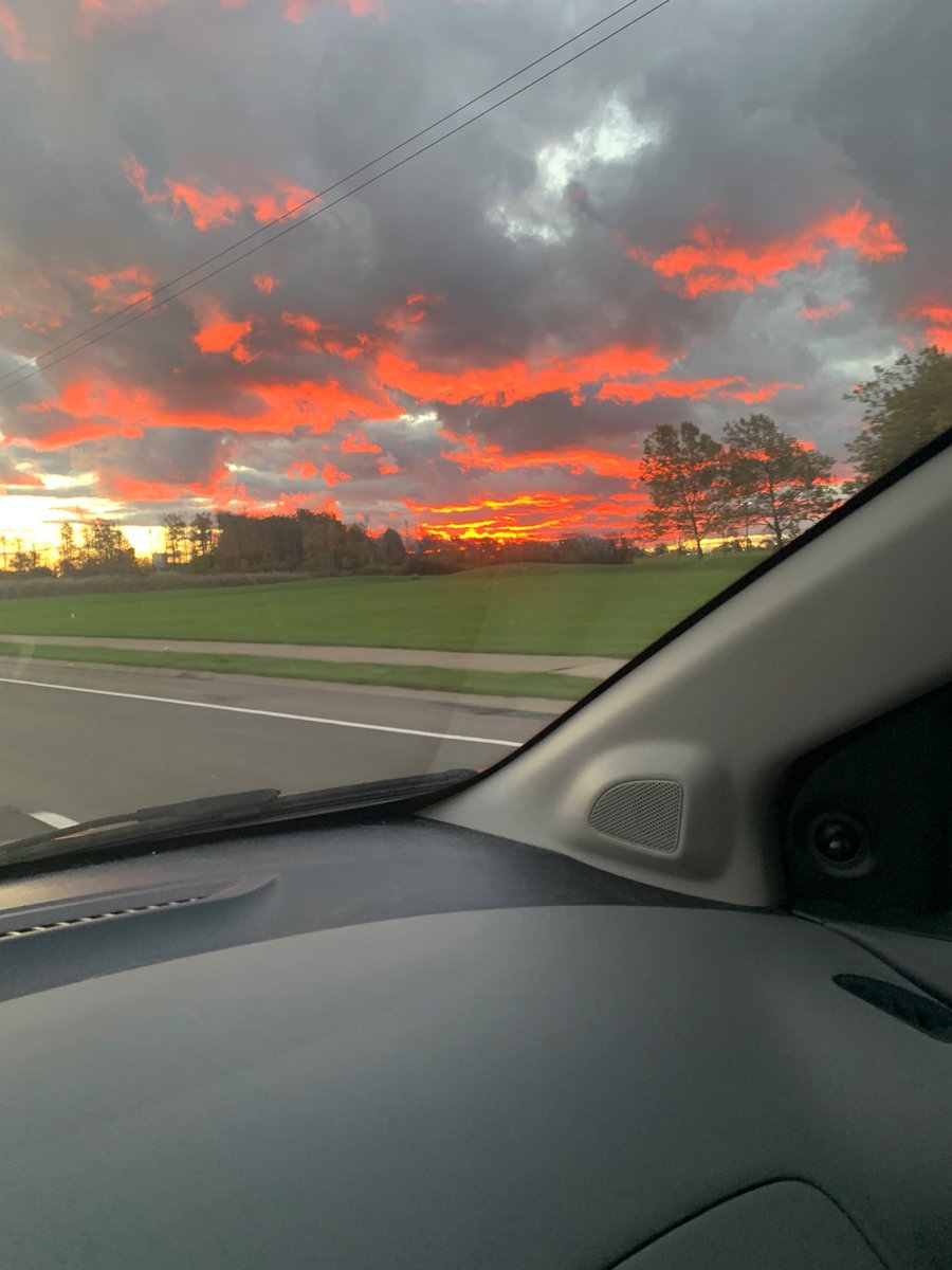touchurshelfpod's tweet photo. It’s Christmas time! Look at this absolutely beautiful sunrise this morning https://t.co/3mxbFus1wg