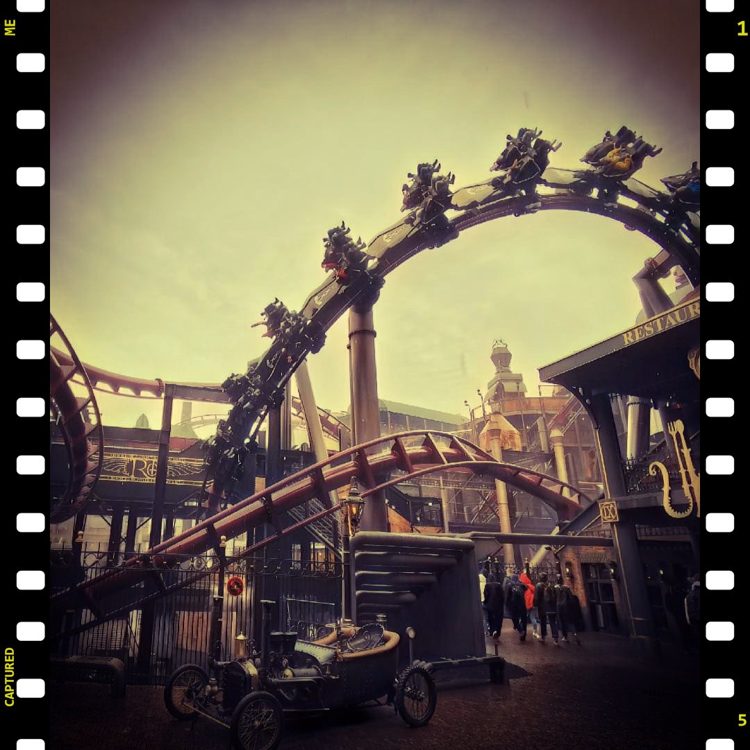 Iwan_Novgorod's tweet photo. Johann Wolfgang von #Goethe (1749 - 1832) sagte einst so frank und frei: "Der #Herbst ist immer unsere beste Zeit."
#Phantasialand #flyinglaunchcoaster #Rookburgh #Herbstzauber #Autumn #magic #Magied'automne #Magiad'autunno #Magieindeherfst #Jesiennamagia #deingoldenesbild https://t.co/q5OzMlAnZv