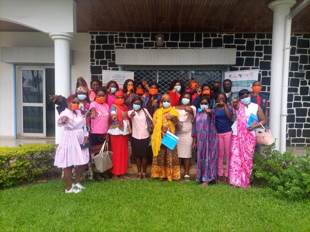 AfriYAN_Camer's tweet photo. #OctobreRose: #AfriYAN a organisé une table ronde animée par les experts de #ProximityDoctors ds la salle de conférences de #OnufemmesCMR où une trentaine de femmes du #CIDIMUC, #AJFS et #ACEP ont été sensibilisées.
#PutYoungPeopleFirst https://t.co/AXVGcguZ8R