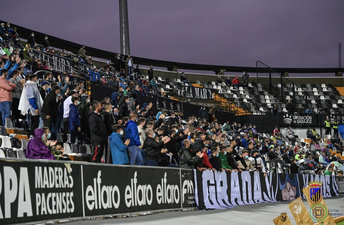 El pasado sábado antes del comienzo del partido, la Grada 1905, y las Federaciones de Peñas del CD Badajoz y Extremadura UD recibieron un detalle en agradecimiento a su apoyo constante. 
Ellos representan a lo más importante que tiene un club; su gente. 
Gracias eternas 🤍🖤
