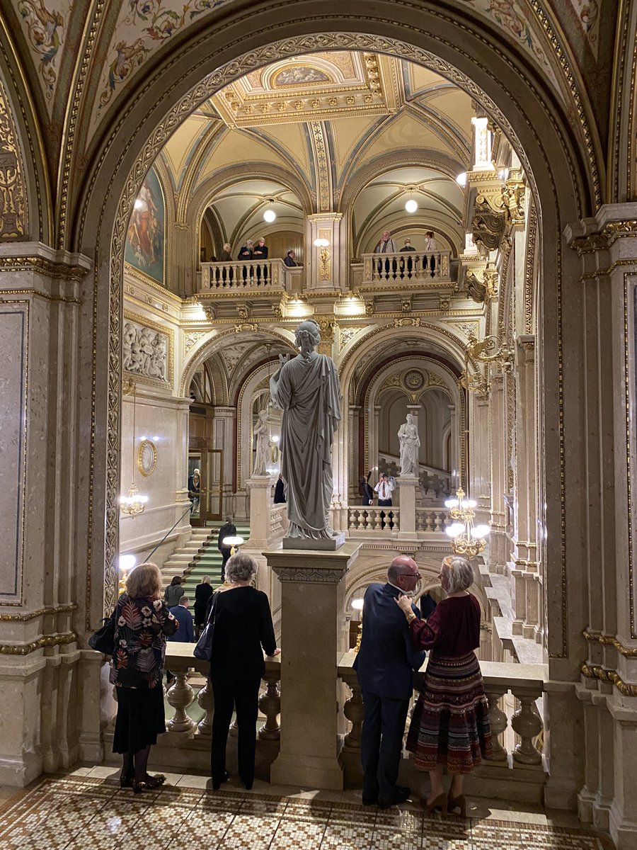 nicolauskeller's tweet photo. #Thallern, #Staatsoper & #Belvedere https://t.co/O7TZ5EDwhc