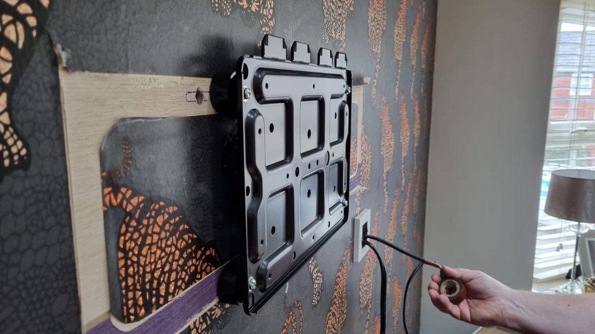 av4all's tweet photo. Sky Glass install - Info for the Pros - very similar to the Samsung frame - supplied bracket is very small so unless your starting a fresh install I’d use your own bracket - mounting was straightforward- set up with 1 puck took 1.5hrs 😫 https://t.co/3ARJQX30AT