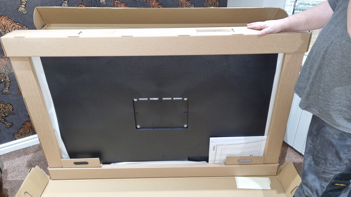 av4all's tweet photo. Sky Glass install - Info for the Pros - very similar to the Samsung frame - supplied bracket is very small so unless your starting a fresh install I’d use your own bracket - mounting was straightforward- set up with 1 puck took 1.5hrs 😫 https://t.co/3ARJQX30AT