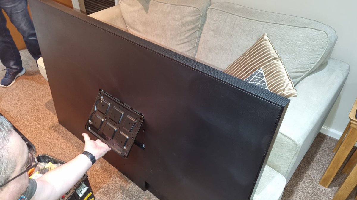 av4all's tweet photo. Sky Glass install - Info for the Pros - very similar to the Samsung frame - supplied bracket is very small so unless your starting a fresh install I’d use your own bracket - mounting was straightforward- set up with 1 puck took 1.5hrs 😫 https://t.co/3ARJQX30AT