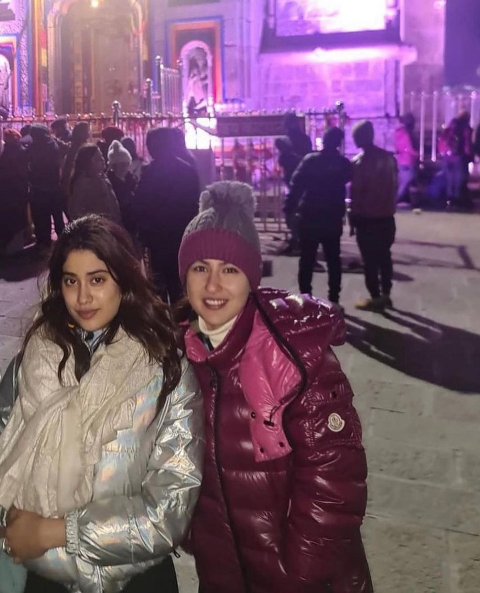 G7Times's tweet photo. Sara Ali Khan and Janhvi Kapoor seek blessings at the pious Kedarnath temple.

#SaraAliKhan #JanhviKapoor #G7Times https://t.co/tvHuZJPvEU