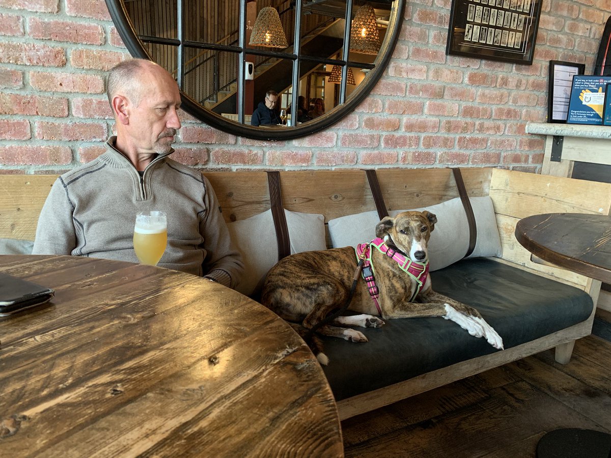 MinnietheMinx3's tweet photo. At da pub wiv me rents. #hubstives https://t.co/6q1QLfkhIN