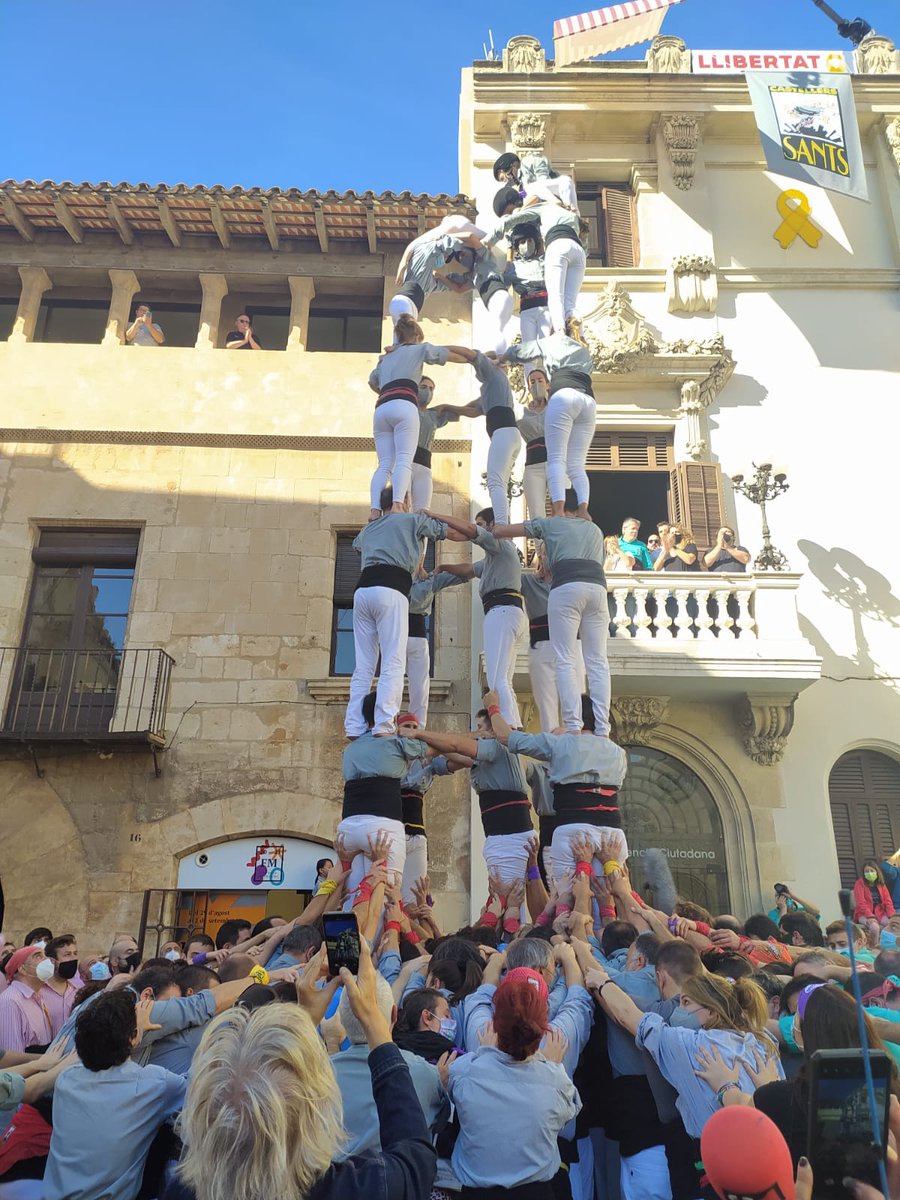 ariadnavape's tweet photo. Sortir de Tots Sants amb tres castells de set pisos, però amb la felicitat, alegria i satisfacció de les grans diades! Visca @borinots https://t.co/fhsX3f7dUt