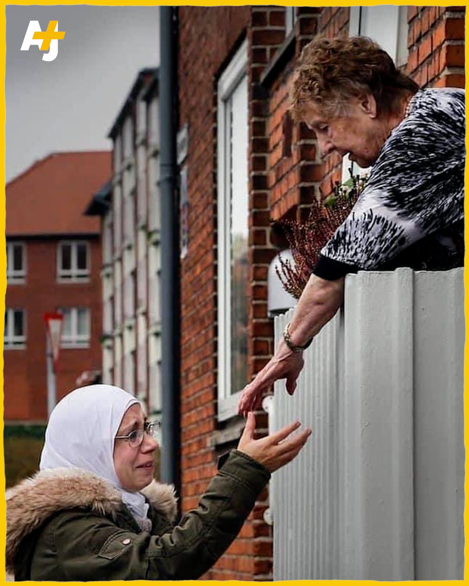 ajplusfrancais's tweet photo. C’est une photo déchirante. Asmaa al-Natour, une réfugiée syrienne, fait ses adieux à sa voisine au Danemark, après que les autorités l’ont forcée à quitter son domicile pour se rendre vers un camp de détention en vue de son expulsion vers la Syrie.
📷 Kenn Thomsen https://t.co/OZs41kNR42