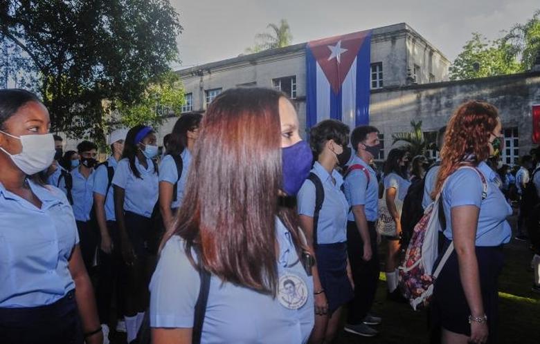 Noviembre marcará en #Cuba un nuevo logro para la #Revolución, al recibir en las aulas más de un millón de estudiantes, tras avanzar la vacunación en ese segmento poblacional que como promedio sobrepasa el 80% del universo por inmunizar.👉cutt.ly/lRNaHUI #CubaPorLaVida.