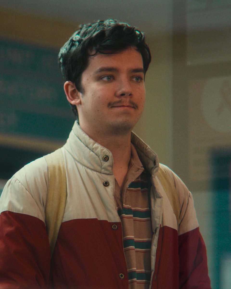 NetflixFR's tweet photo. ⬇️ Pour ce Movember, chaque jour on fait pousser la moustache d’Otis. ⬇️ https://t.co/o2YbAiZeUs