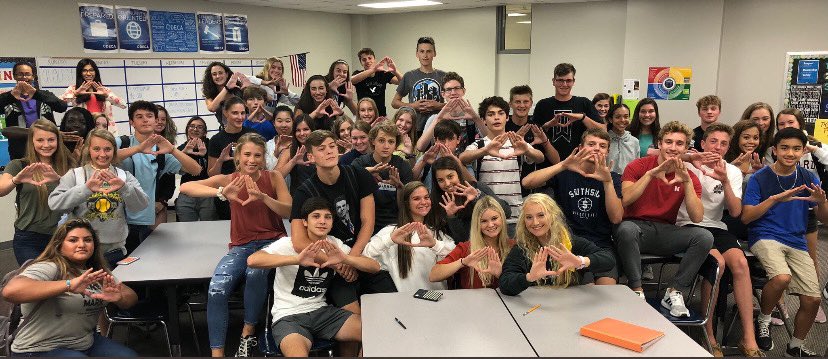 mackenzeejo's tweet photo. my first photo as a DECA member! #decamonth @papiosouthdeca https://t.co/IMcOZa2xNz