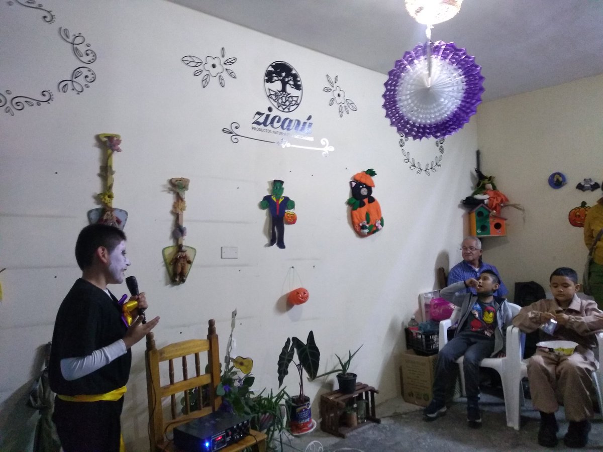 PorVolcanes's tweet photo. Así el evento del #diademuertosvolcanes 
 El maestro de ceremonias,el DJ   de peques, ellos dirigieron apóyados de sus mamás. 
#TradicionesYCultura
#InfanciaVolcanes
#Disfraces ganadores 
#OfrendaComunitaria gracias a todos por compartir y convivir. https://t.co/1BcvFCIaxz