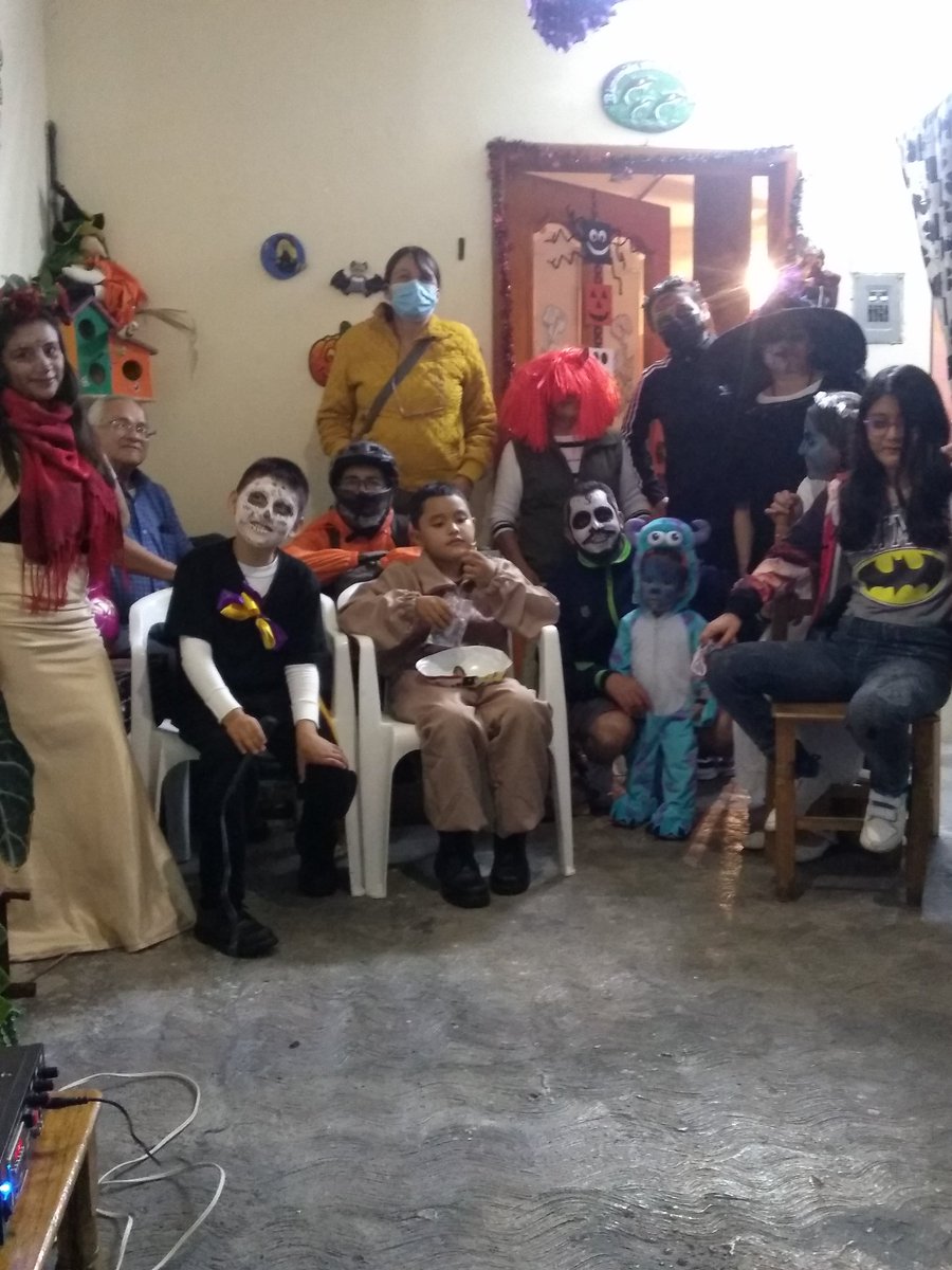 PorVolcanes's tweet photo. Así el evento del #diademuertosvolcanes 
 El maestro de ceremonias,el DJ   de peques, ellos dirigieron apóyados de sus mamás. 
#TradicionesYCultura
#InfanciaVolcanes
#Disfraces ganadores 
#OfrendaComunitaria gracias a todos por compartir y convivir. https://t.co/1BcvFCIaxz