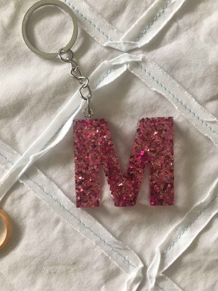 El yapımı, kişiye özel tasarlanmış epoksi harf anahtarlık 💫