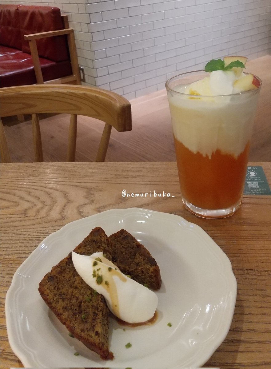nemuribuka_'s tweet photo. いちじくと紅茶のフルーツケーキとともにいただきました。
このケーキは初めて食べたけどおいしかったです😋 
#紅茶の日 #TeaFes
#アフタヌーンティー 
#アフタヌーンティーティールーム https://t.co/ZyYBzphnfk