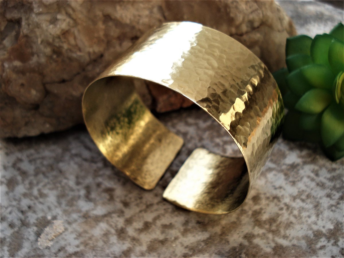 AnnaRecycle's tweet photo. Thanks for the kind words! ★★★★★ "Einfach super Bespricht total der Beschreibung" Elfriede Baran https://t.co/oL4LJupFL2 #etsy #bronze #anniversary #yes #no #women #minimalist #geometric #cuffbracelet #handmadecuff https://t.co/qDdUs9obzP