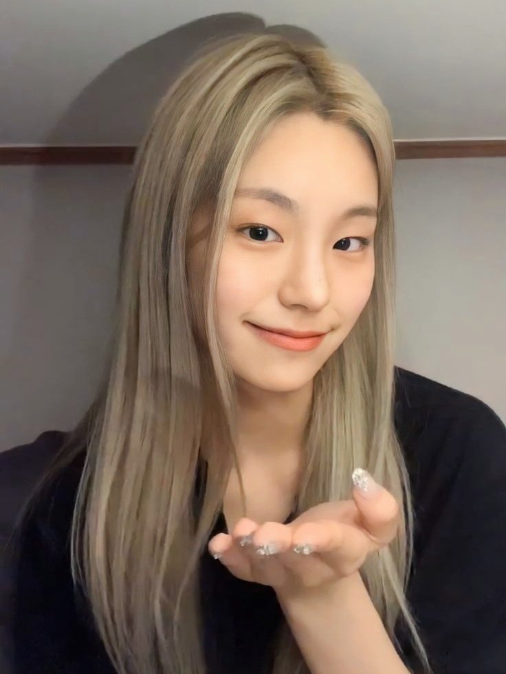 iamforITZY's tweet photo. Unexpected Gift - RYEJI short au

ryujin a famous idol meets yeji, a person whom she hates the most. https://t.co/3f8BrzOawM