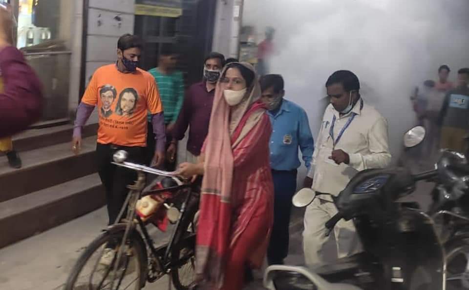 manish_ch20's tweet photo. आज डेंगू और मलेरिया के खिलाफ चल रहे अभियान के अंतर्गत सरिता विहार वार्ड #101S के जसोला गाँव में टीम #नीतूमनीषचौधरी के साथ खुद फोगिंग करने पहुंची वार्ड 101S से लोकप्रिय निगम पार्षद श्रीमती नीतू मनीष चौधरी जी ।
सदैव आपकी सेवा में आपके
नीतू मनीष चौधरी । https://t.co/cSCZmnfM8t