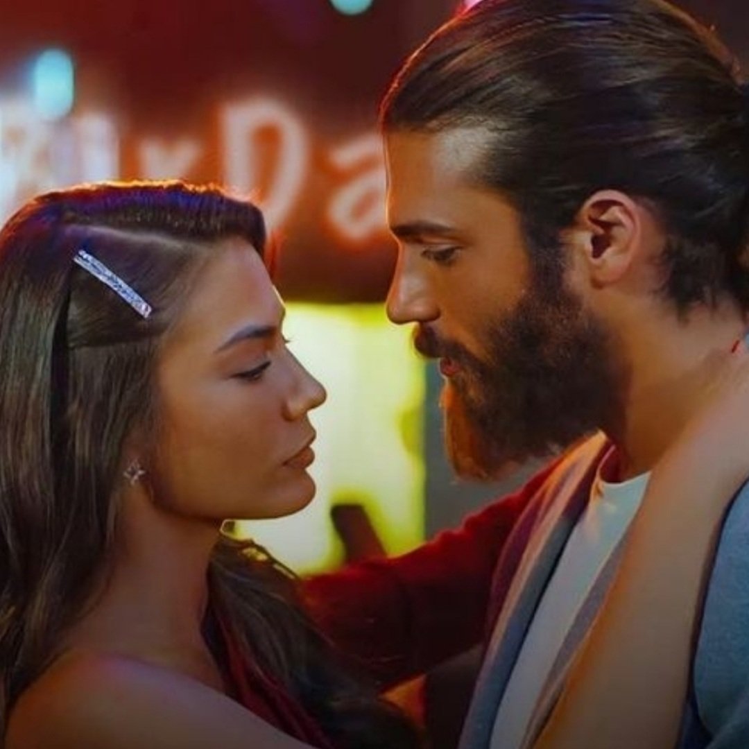 L'amore è  solo un caso, due sguardi che si incontrano,  due profumi che si fondono, due cuori che battono forte, è un per sempre che resta dentro qualsiasi cosa accada💞❤💕