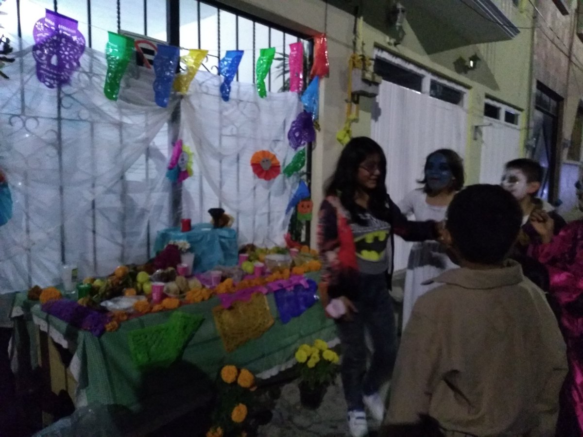 PorVolcanes's tweet photo. Gracias por acompañarnos como jurado @Biciopolis1 @arboles_puebla por los adornos. Vecinos y vecinas por los patrocinios y los elementos de la ofrenda. Y a las
niñas y niños por sus propuestas, creatividad y capacidad de hacer comunidad. https://t.co/8WSOcRkhRM