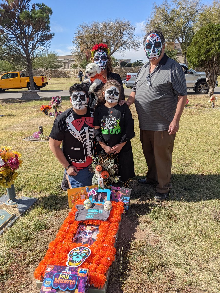 MarioBlancas12's tweet photo. Feliz día de los Muertos!! Happy Day of the Death!! Honoring your legacy to the fullest!!! Thank You Pink Socks Family!!!!🙏😇😍💗 @nickisnpdx @Insight_Minds @ltaylo_DSSE @andrewintech @DSShook_ES @JulieReisetter @blancas_DSSE #therockproject https://t.co/acBQ779ckc