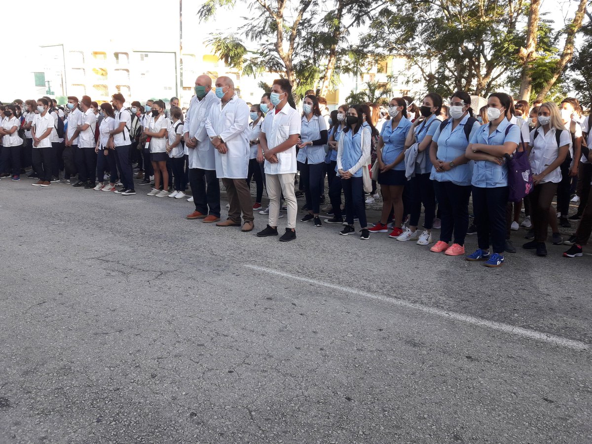 Reabre sus puertas la <a href="/UCM_StiSpiritus/">UCMSS</a> a estudiantes y profesores, una calurosa y amena bienvenida reciben en la mañana de hoy;donde no faltan las palabras gratificantes, saludos cariñosos y rostros que revelan la alegría de un nuevo comienzo lleno de esperanzas.  #CubaPorLaVida.