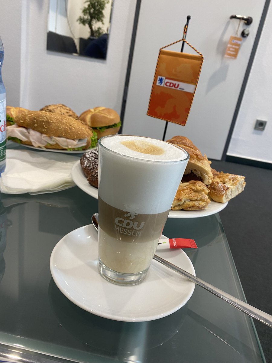 Nataliekrause_'s tweet photo. Konstruktiver Austausch mit @Ma_Pentz bei Kaffee und Gebäck. Thema u.a. Zusammenarbeit von @cdu_hessen und @HessenRcds. https://t.co/7LF6yM8CUx