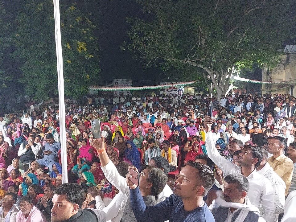 tanujpuniaINC's tweet photo. रायबरेली ज़िले के महाराज गंज ब्लॉक में कांग्रेस पार्टी की प्रतिज्ञा यात्रा का कार्यक्रम हुआ। मौजूदा सरकार से हताश वहां आए हुए सभी लोगों को कांग्रेस की प्रतिज्ञाओं से अवगत करा कर उन्हें पूर्ण करने में कांग्रेस पार्टी का साथ निभाने की अपील की गई।

#JoinCongressSaveIndia https://t.co/P3VimCkOD9