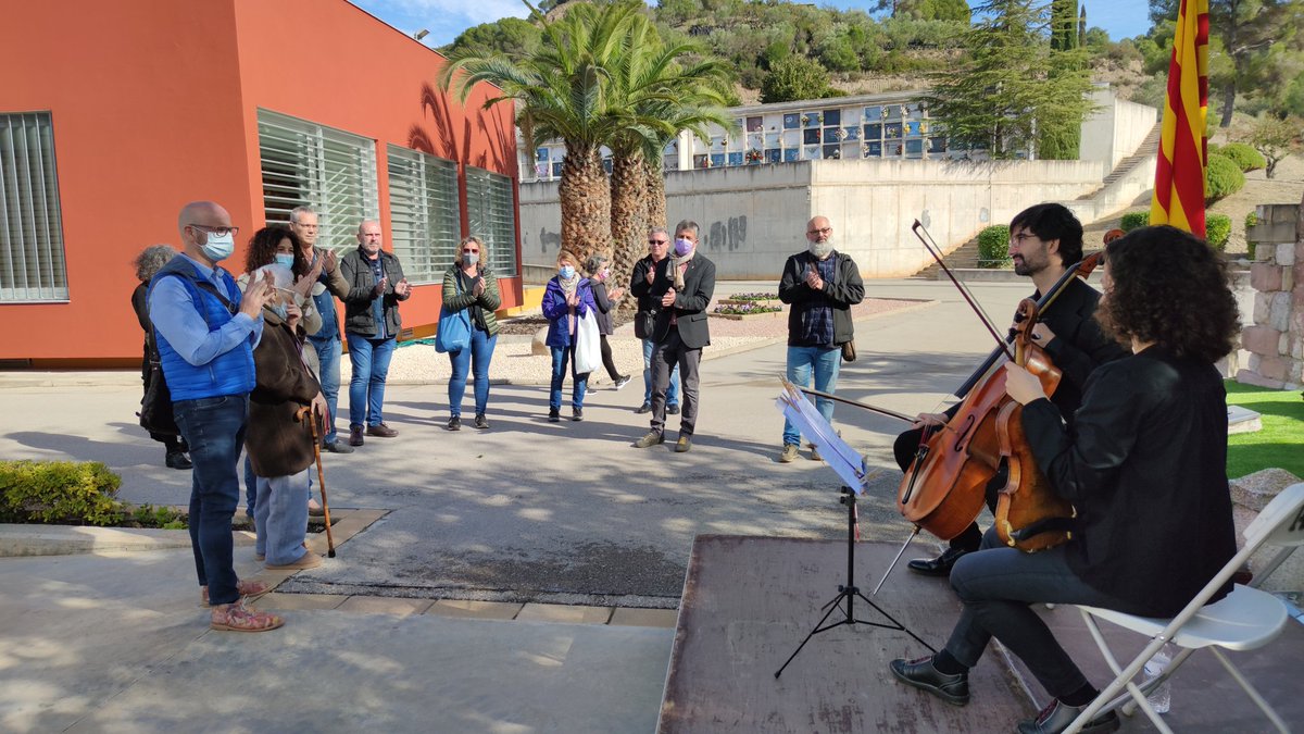 AjuntamentOlesa's tweet photo. 🔴 HOMENATGE VÍCTIMES DE LA GUERRA CIVIL| 

➡️ L'acte al Cementiri de Can Singla ha comptat amb familiars de les víctimes com Angelina Antón i amb representants del Bloc #Olesa, ERC i Ciutadans. Podeu ampliar la notícia al següent enllaç. 

🔗 https://t.co/Bi7bMjNybK https://t.co/ydHW1SL3Lr
