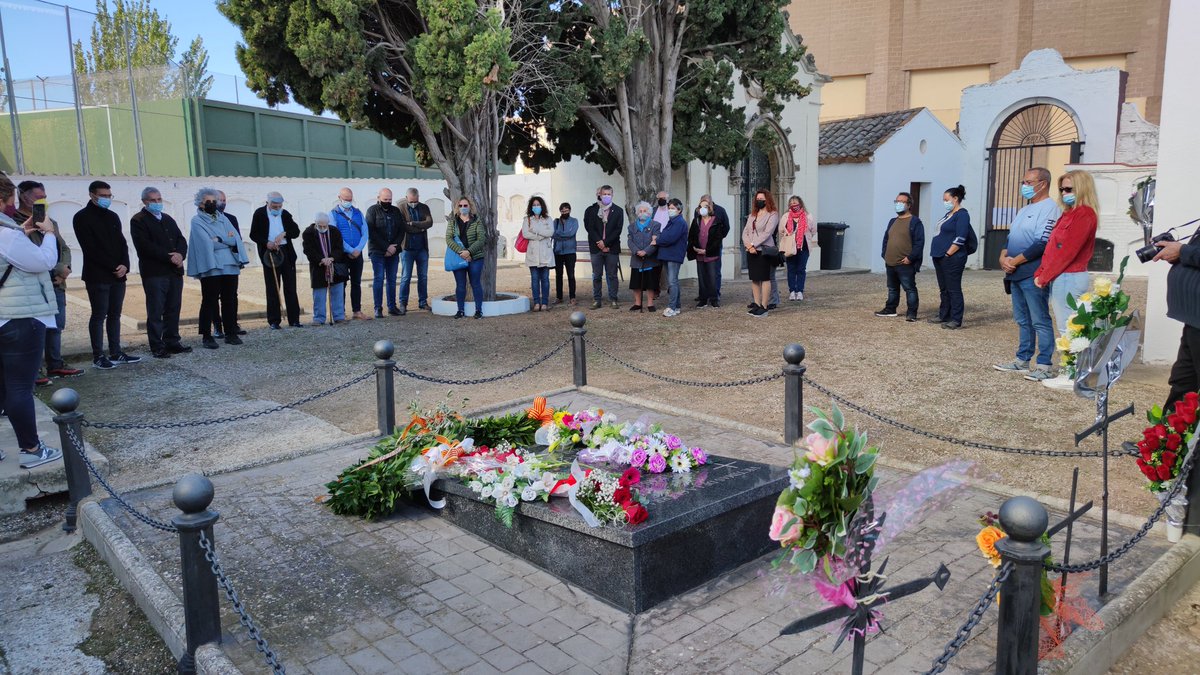 AjuntamentOlesa's tweet photo. 🔴 HOMENATGE VÍCTIMES DE LA GUERRA CIVIL| 

➡️ L'acte al Cementiri de Can Singla ha comptat amb familiars de les víctimes com Angelina Antón i amb representants del Bloc #Olesa, ERC i Ciutadans. Podeu ampliar la notícia al següent enllaç. 

🔗 https://t.co/Bi7bMjNybK https://t.co/ydHW1SL3Lr