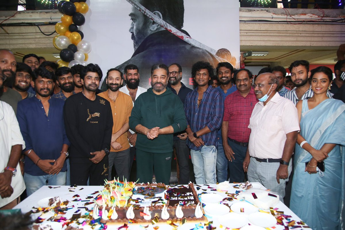 G7Times's tweet photo. #Vikram Team celebrating Actor  @ikamalhaasan's Birthday.

#Kamal #KamalHaasan #HappyBirthdayKamalHaasan #HBDKamalHaasan https://t.co/Dgb5Q5QYPy