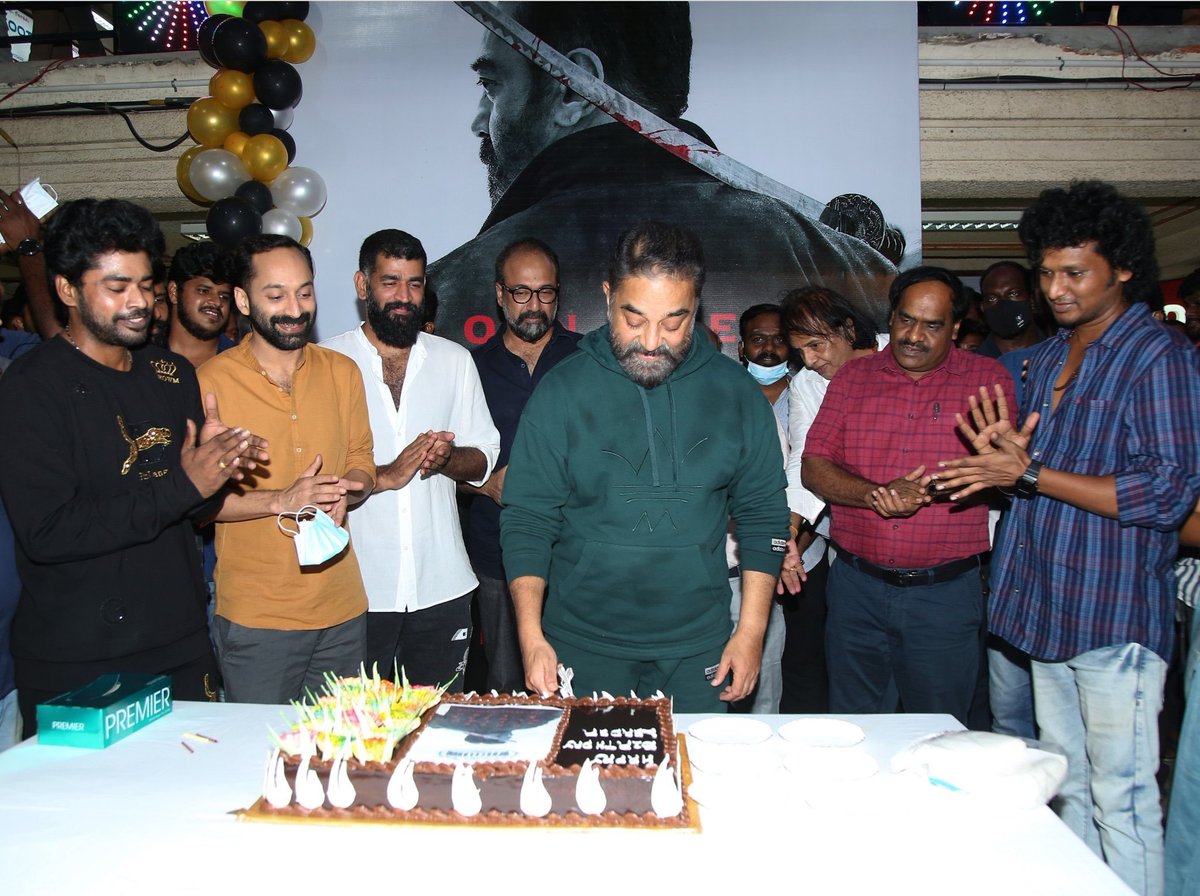 G7Times's tweet photo. #Vikram Team celebrating Actor  @ikamalhaasan's Birthday.

#Kamal #KamalHaasan #HappyBirthdayKamalHaasan #HBDKamalHaasan https://t.co/Dgb5Q5QYPy