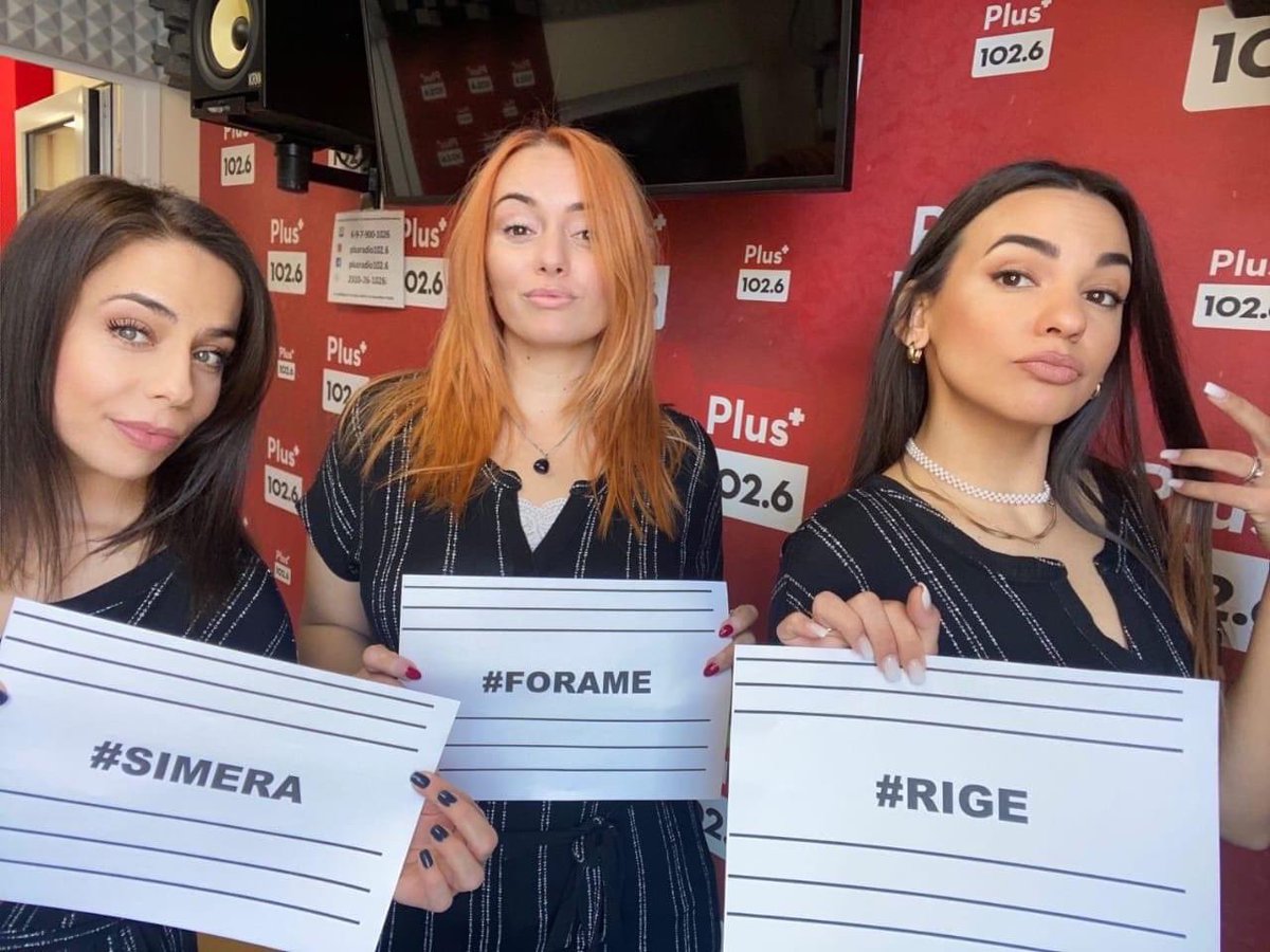PlusRadio1026's tweet photo. Σήμερα τα κορίτσια του PLUS RADIO 102,6 ντύθηκαν στα ριγέ!
Σήμερα φοράμε ριγέ για κάθε κ��ρίτσι που συναντά στο δρόμο του έναν Τάσο Ξιάρχο! 
#ξιαρχο #φοραμεριγε https://t.co/aAAB7cspvG