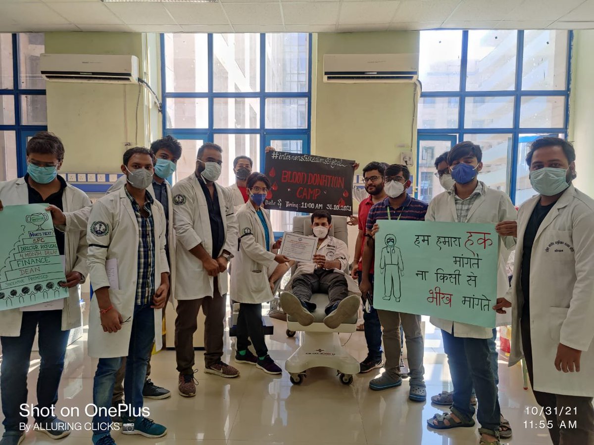 devesh11dubey's tweet photo. Blood donation by Aiims Bhopal Interns as part of their peaceful & rightful protest for what is theirs.
#nocompetentauthority
#aiimsinternon24x7strike
#protest4studentsright
@MoHFW_INDIA @PMOIndia @mansukhmandviya @FAIMA_INDIA_ @jdabhopal @jda_ug @DrHareeshPathak @FordaIndia https://t.co/38E6437nTm