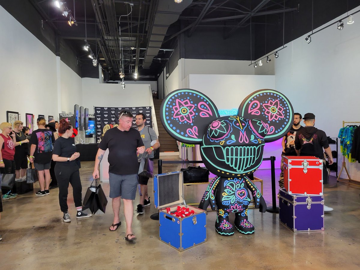 ThePharticusMax's tweet photo. @PlayBlankos had an IRL event too this weekend, in Miami. @deadmau5 was there in person doing meet &amp; greet while Blankos #NFTs were given to fans of the game. #PlayToEarn #NFTGiveaway #NYCNFT #cryptocurrency https://t.co/xm1wGANS9O