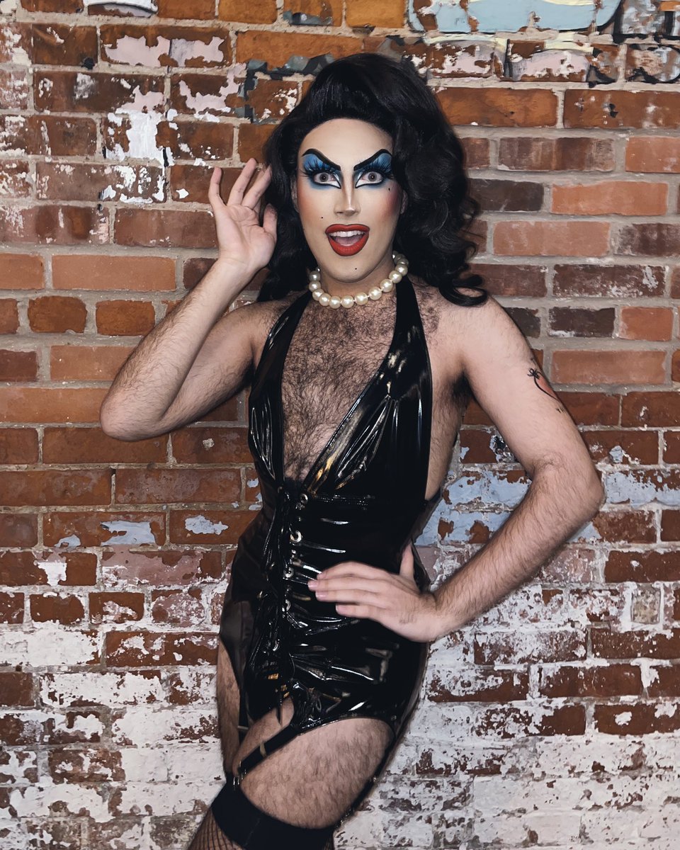 queenpythia's tweet photo. I’m just a sweet non binary person, from genderless Nonbinaria. 👄👠 Happy Gay Christmas everyone! 🎃🖤 https://t.co/yJLOEPfqpy
