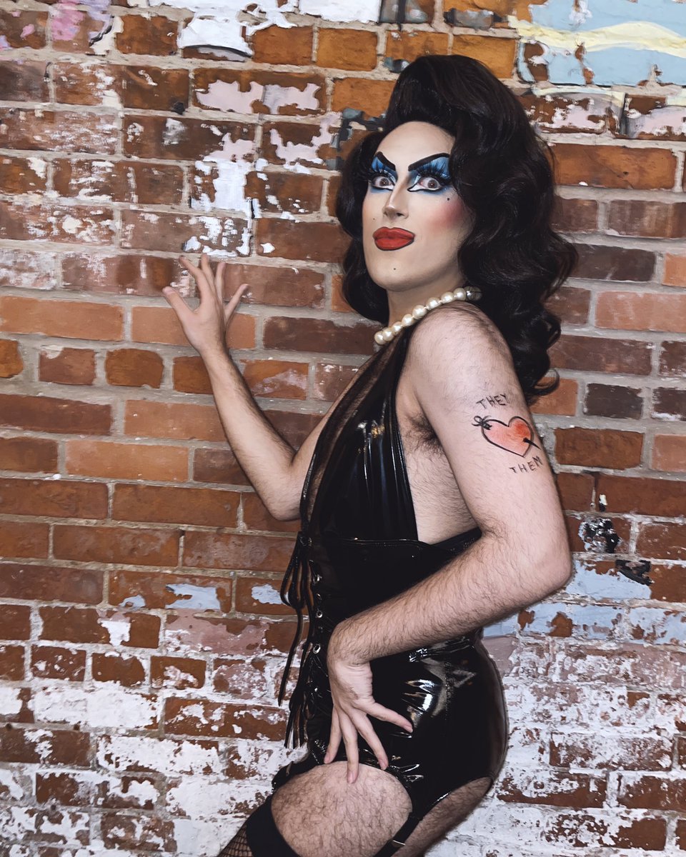 queenpythia's tweet photo. I’m just a sweet non binary person, from genderless Nonbinaria. 👄👠 Happy Gay Christmas everyone! 🎃🖤 https://t.co/yJLOEPfqpy