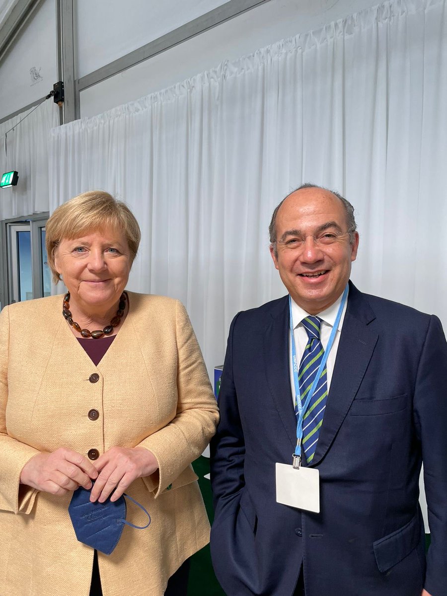 Me dio mucho gusto saludar en la #Cop26 a Ángela Merkel, Canciller de Alemania y quizá el mayor liderazgo político del siglo. Ella visitó 2 veces México durante mi mandato y con ella iniciamos los diálogos de Bonn, que fueron importantes en la lucha contra el #cambioclimático.
