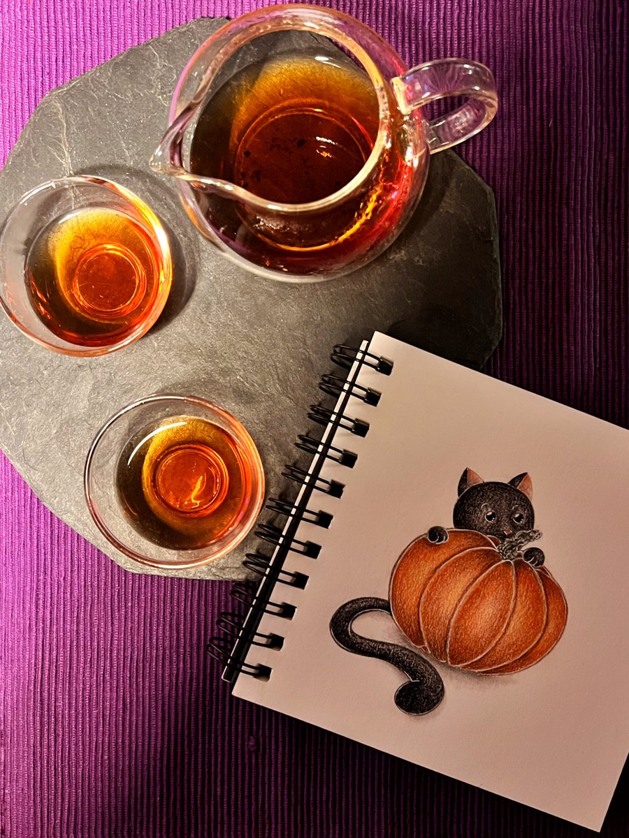 The night of witches, pumpkins and black cats. Let's celebrate it with a #darktea! 
Slightly smoked, this Vietnamese #HeiCha, pressed in bamboo, is perfect...  Happy and scary #Halloween!!
🍵🇻🇳🎃🐈‍⬛