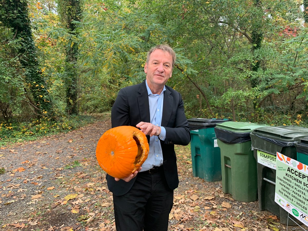 CityofAnnapolis's tweet image. Pumpkin Composting! Don't forget that you can compost your pumpkins at the drop-off at Truxtun Park. Follow signs along Pumphouse Road to the location for the composting bins (just before you get to the boat ramp). This morning, Mayor Buckley composted his! @annapgreen