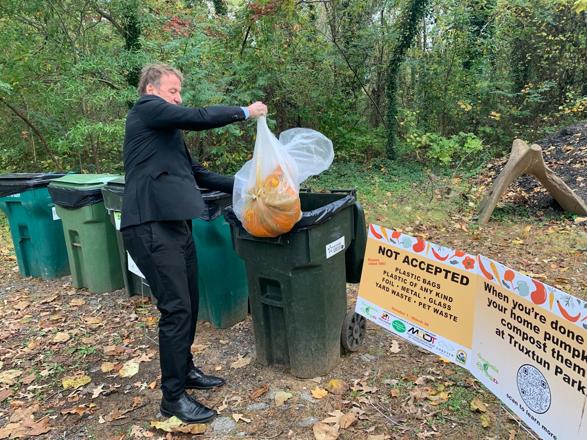 CityofAnnapolis's tweet image. Pumpkin Composting! Don't forget that you can compost your pumpkins at the drop-off at Truxtun Park. Follow signs along Pumphouse Road to the location for the composting bins (just before you get to the boat ramp). This morning, Mayor Buckley composted his! @annapgreen
