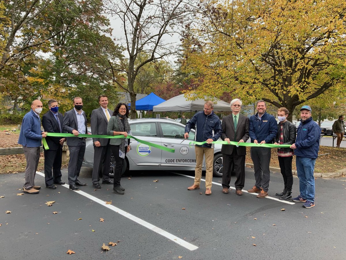 NYSERDA's tweet photo. Charging your #EV in the @TownOfBethlehem is more convenient than ever thanks to the installation of six new @PlugInStations around town. Another step towards @nationalgridus’s 16,000 #EV plugs it plans to install across #UpstateNY! 🚘🔌⚡️#EVcharging #CleanEnergyCommunities https://t.co/gNjUOIbNgp
