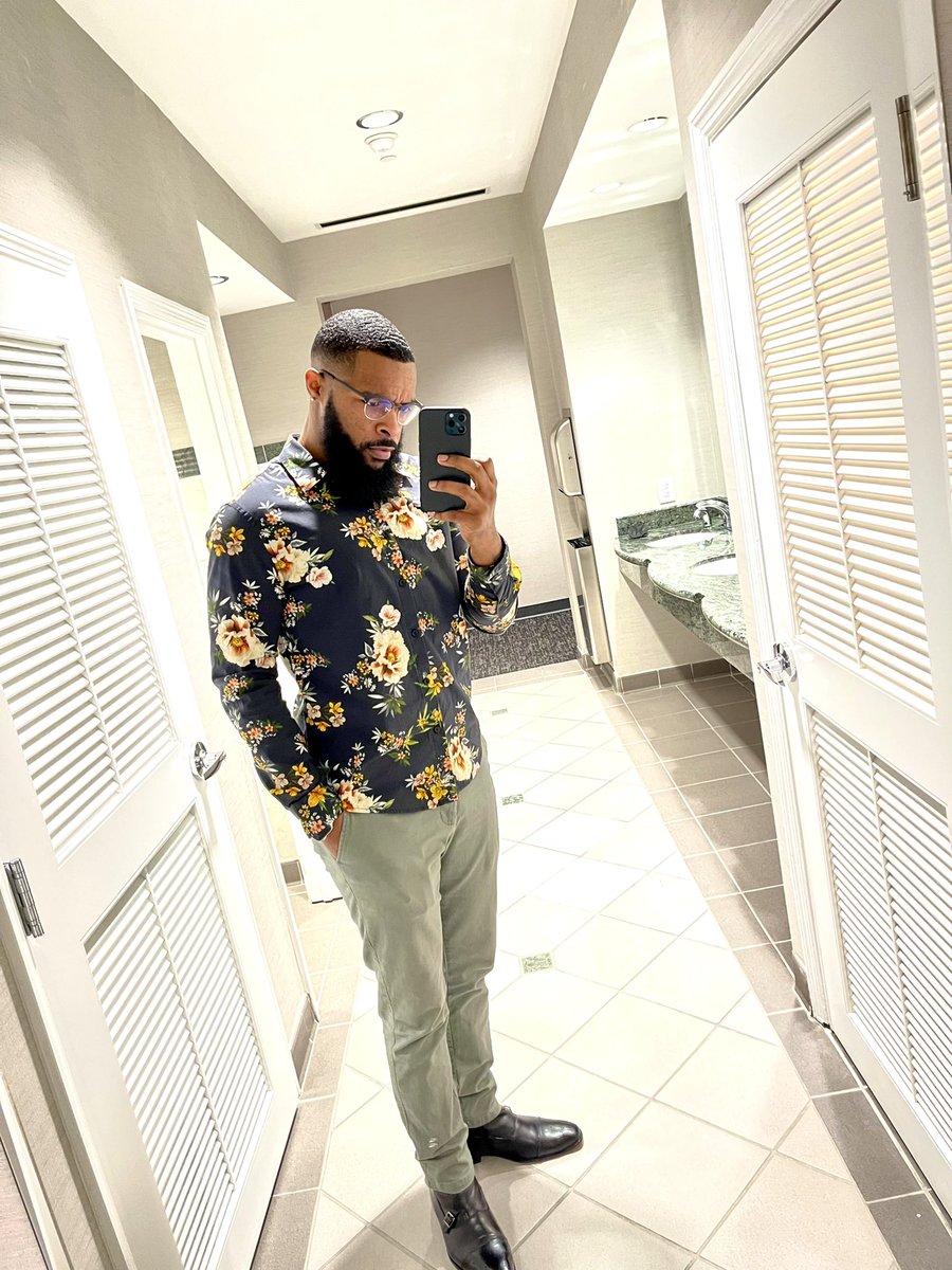 SpiffyKindaGuy's tweet photo. It’s Monday right? 🌼🌺
#MCM #goodmorning #beardgang #monbae #happymonday #spiffy #november https://t.co/bqHU9yyINu