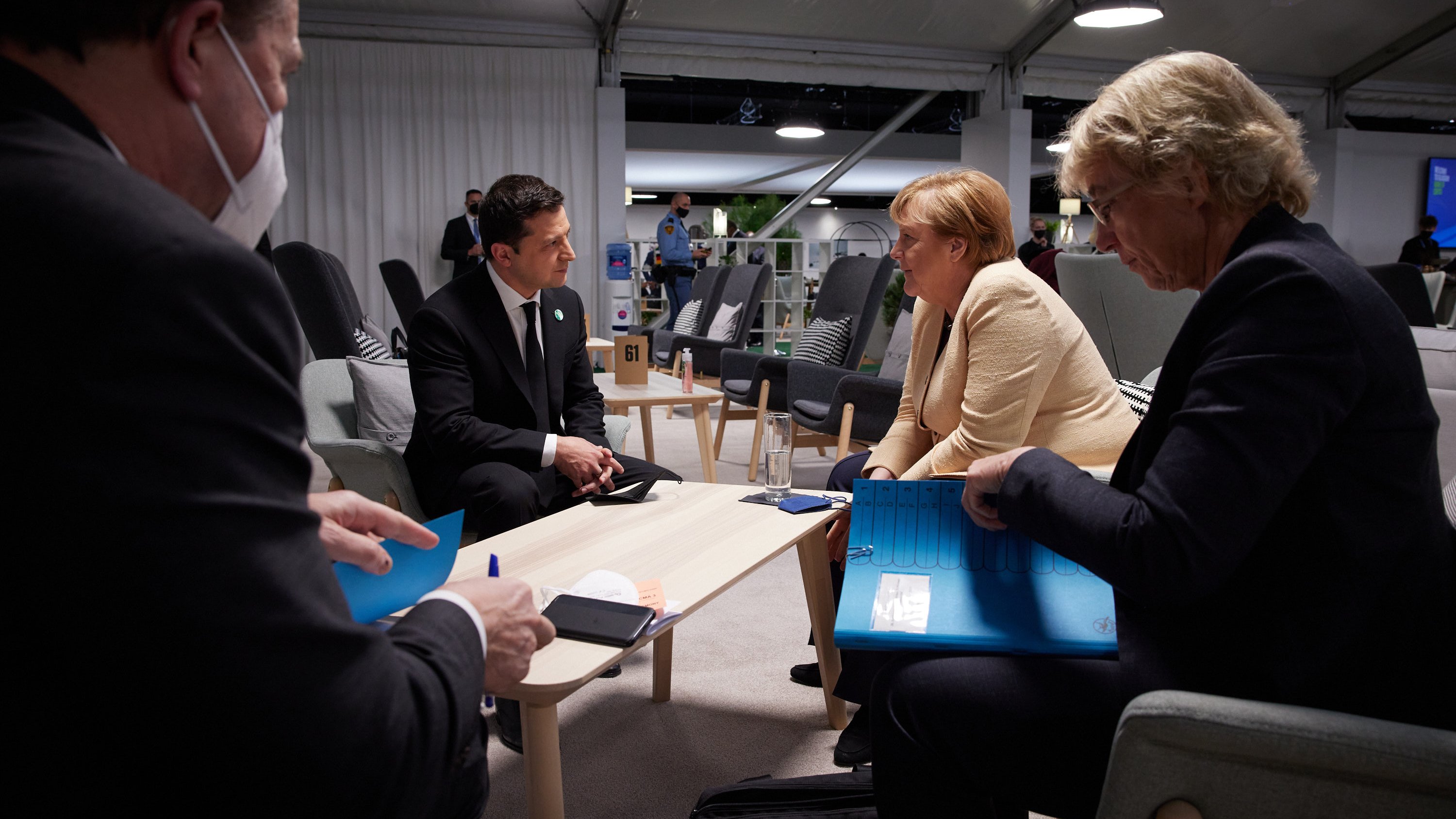 Volodimir Zelenskij On Twitter Pid Chas Zustrichi U Glazgo Z Angelamerkel Obgovorili Potochnu Bezpekovu Situaciyu Na Donbasi Ta Perebig Peregovoriv Dlya Vstanovlennya Miru Energetichnu Krizu U Yevropi Ta Shlyahi Yiyi Podolannya A