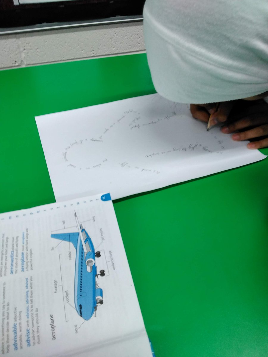 ParadisePrimary's tweet photo. During #English the children enjoyed creating powerful #similies for a poem. Great effort!! https://t.co/l4T1yxd6vu